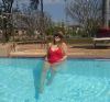 Lara im Pool