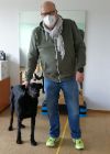 Martin mit großem schwarzem Hund