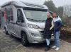 Patrick und Mandy posieren vor ihrem Wohnmobil