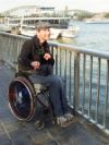 Torsten im Sport-Rolli am Wasser