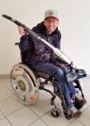 Torsten im e-motion Rolli mit Staubsauger in der Hand