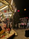 Altes Holzkarussell auf dem Weihnachtsmarkt