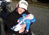 Torsten im Rollstuhl mit Baby