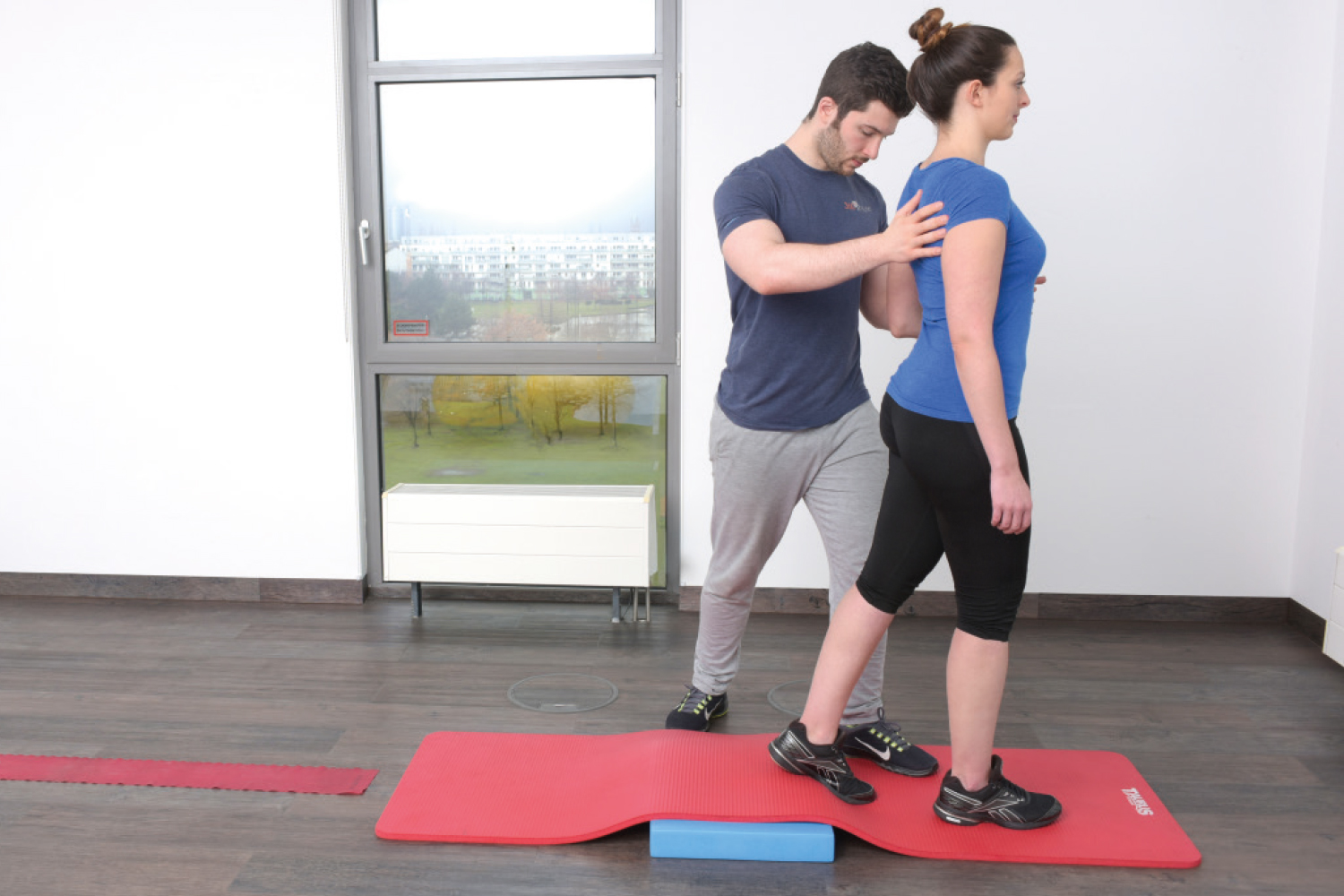 ms und physiotherapie hindernisparcours rueckwaerts.