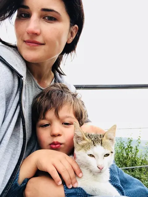 Olga mit ihrem Sohn und Katze