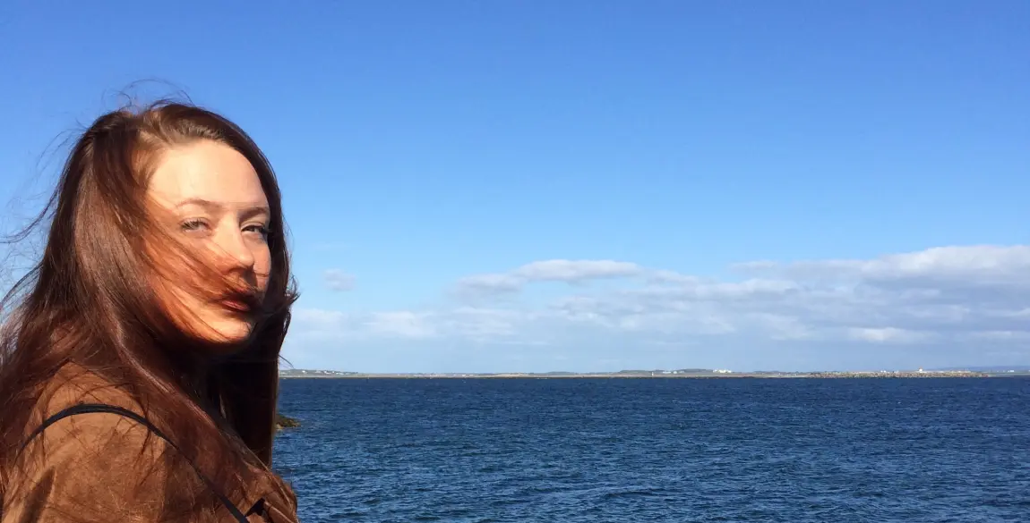 Suria mit Blick über das weite Meer