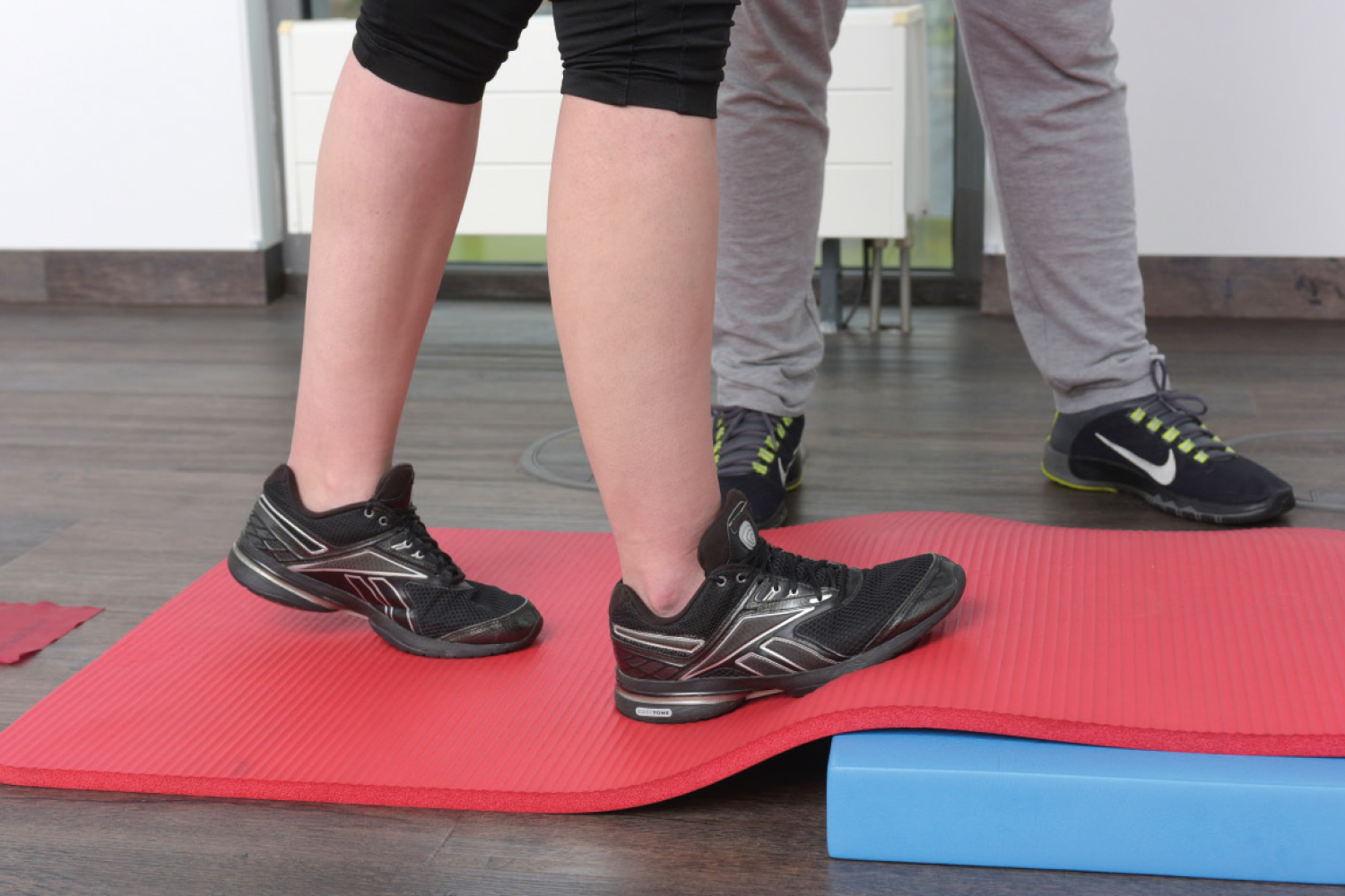 ms und physiotherapie hindernisparcours vorwaerts