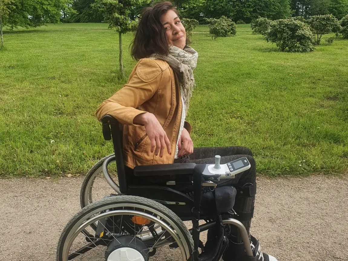 Janine im Rollstuhl