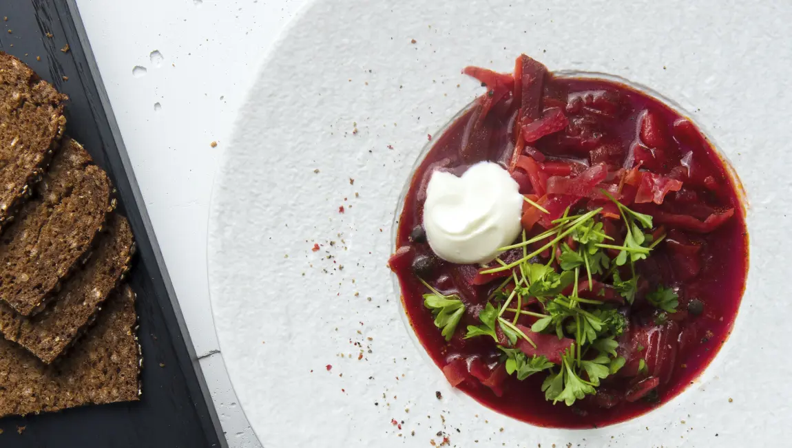 Vegetarischer Borschtsch mit Rote Bete und Roggenbrot