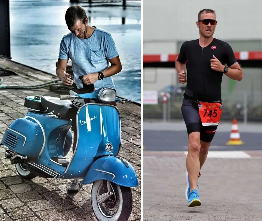 Chris entspannt lächelnd auf seiner Vespa und bei einem Lauf