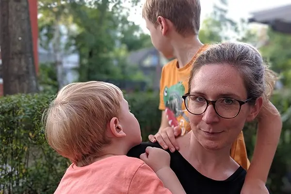 Gina mit ihren beiden Jungen im Garten