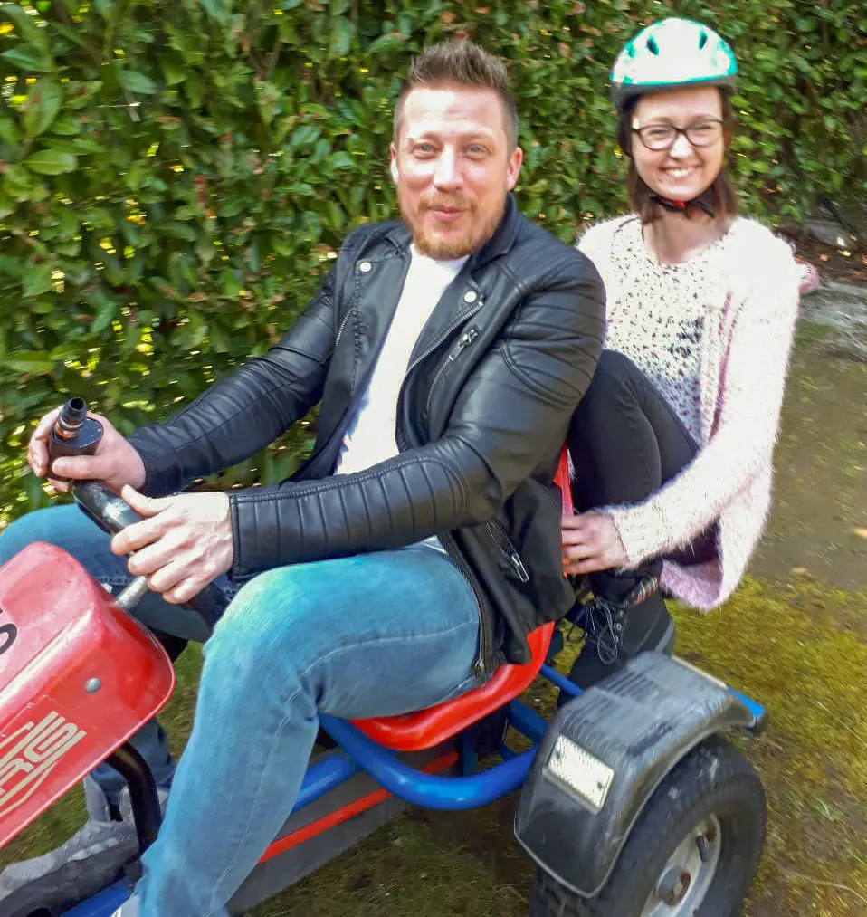 Patrick und Mandy auf dem Kettcar