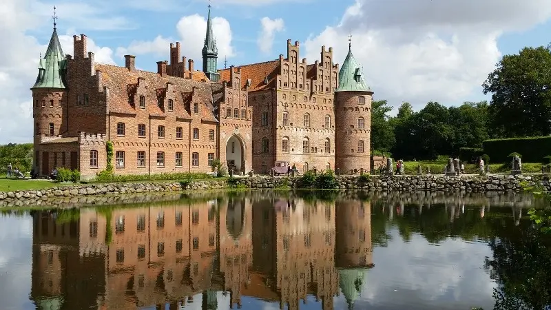 Zu einem Sommerurlaub gehört auch eine Wasserschlossbesichtigung