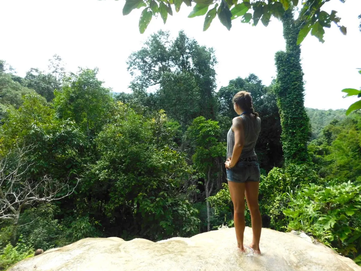 Samira auf einem Felsen