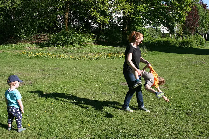 Gina spielt mit ihren Kindern